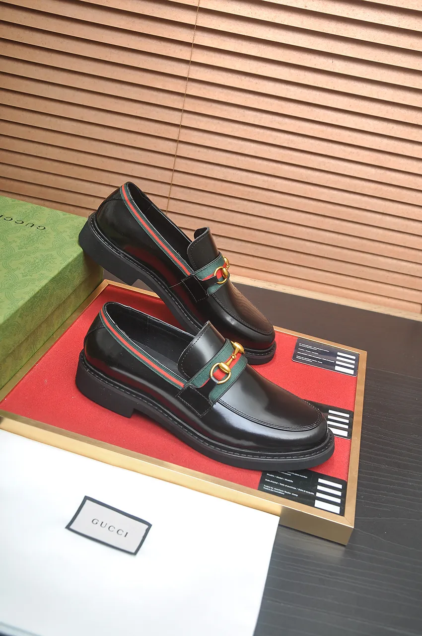 Men's shoes💰540💶Italy's top luxury men's shoe giant (GUCCI) (Gucci) (full cowhide lining) new arrival🍃Original European style🔰 Pleasant to the eye😍In order to make the shoes more durable and non-deformable🌀The production continues to follow traditional methods but there is still no lack of innovation💪Choose original sheepskin for the leather♻️ Smooth and natural And extra bright ⭐Made of imported cowhide, the first choice of rich people 38-45 (45 customized)